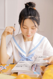 年轻的女学生在线